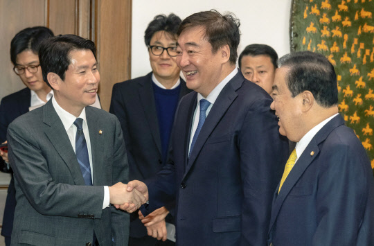 이인영(왼쪽) 원내대표가 13일 국회 의장실에서 문희상(오른쪽) 국회의장을 예방한 싱하이밍 신임 주한중국대사와 악수하고 있다.  연합뉴스